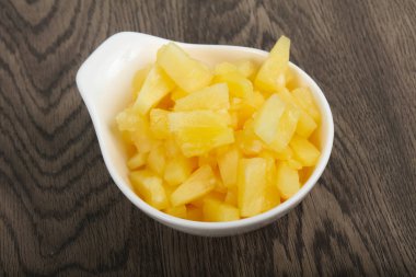 Kabın içinde Konserve ananas