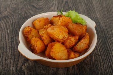 Otlu fırında patates.