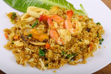 Kızarmış pilav ve deniz ürünleri.