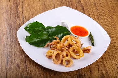 Kızarmış kalamar halkaları