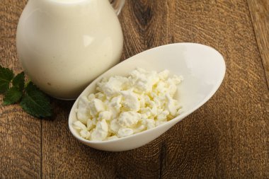 Kasede süzme peynir var.