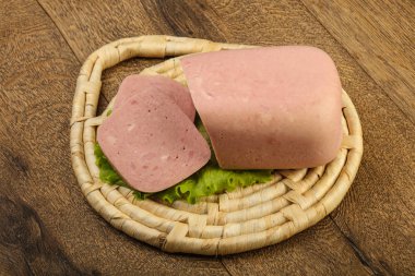 Jambon salata yaprakları üzerinde