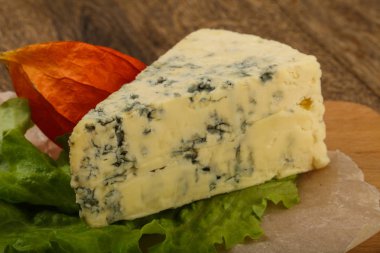 Mavi peynir salata yaprakları ile