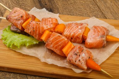 Çiğ somon şişleri