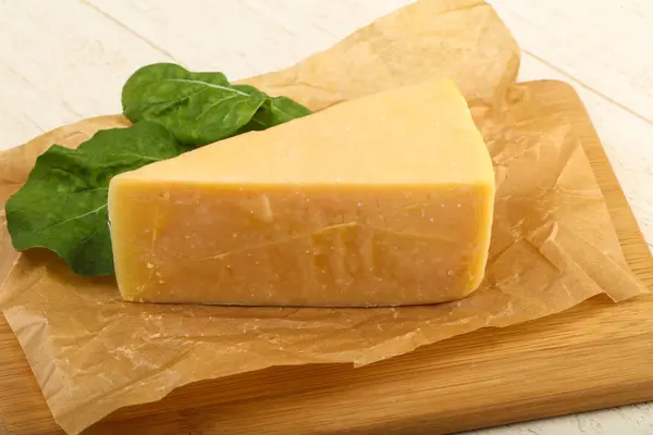 Кусочек сыра пармезан — стоковое фото