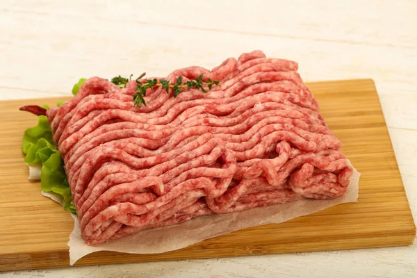 Сире м'ясо яловичини — стокове фото
