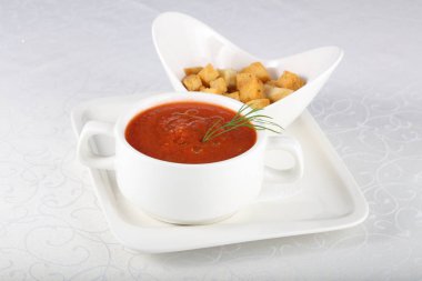 Gazpacho çorbası ekmek ile