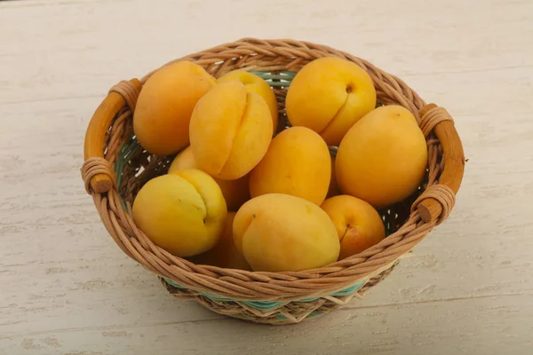 Спелые сладкие абрикосы — стоковое фото