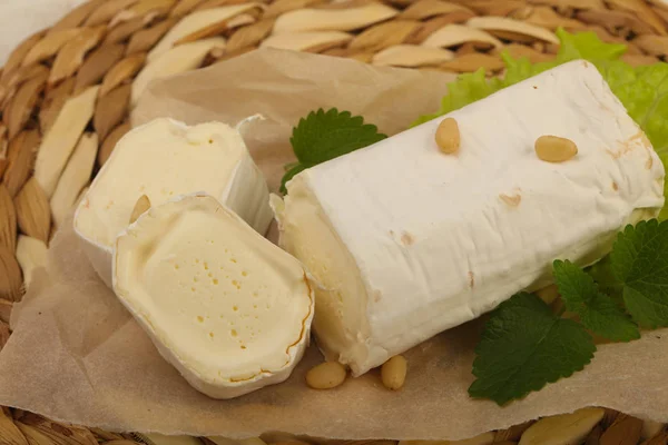 Rolo de queijo Brie — Fotografia de Stock