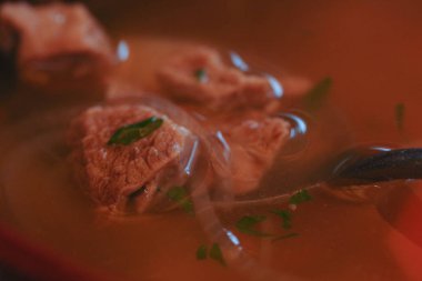 Otlar ile kuzu çorbası