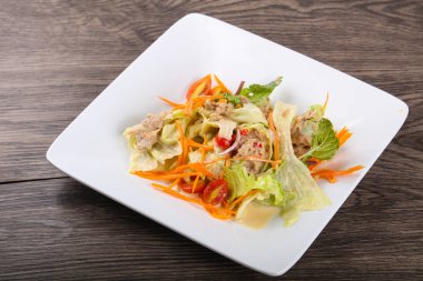 Ton balıklı salata havuç ile 