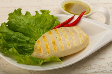 Izgara kalamar deniz ürünleri sos ile