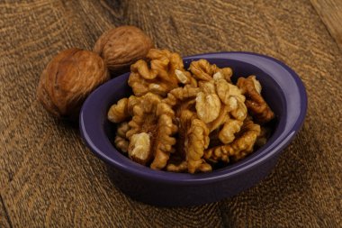 Kabın içinde açık ceviz 