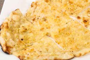 naan peynir ve sarımsak ile