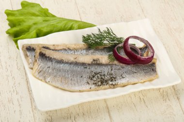 Dereotu ile ringa balığı filetosu 