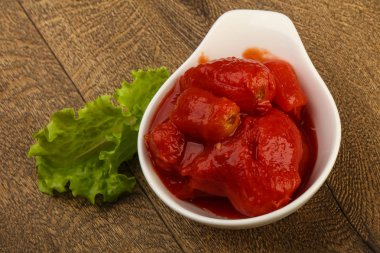 Soyulmuş domates suyu ile