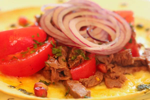 Говядина и томатный салат — стоковое фото