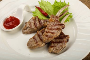 Domates soslu ızgara kuzu