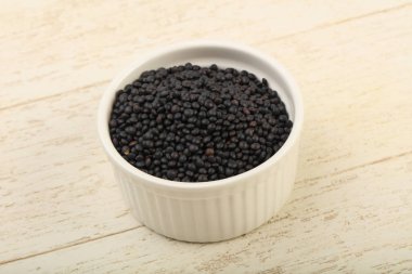 Kabın içinde siyah mercimek 