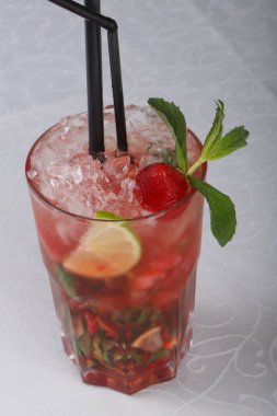 Çilek ile soğuk Mojito