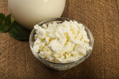 Kasede süzme peynir var.