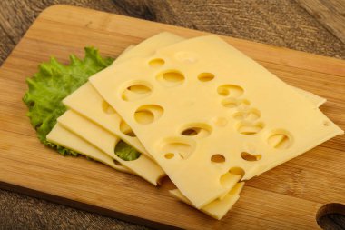 Dilimlenmiş peynir salata yaprakları ile