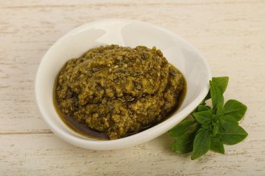 Fesleğenli pesto sos bırakır