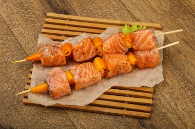 Çiğ somon şişleri