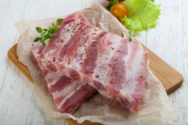 Çiğ domuz kaburgası