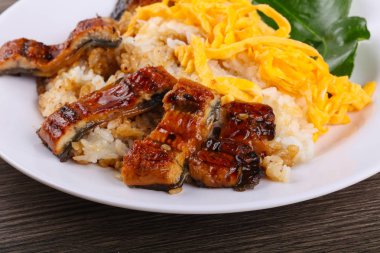 Unaju - yılan balığı pirinç