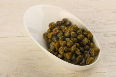 Kasede marine edilmiş kapari. 