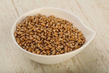 Kabın içinde buğday taneleri