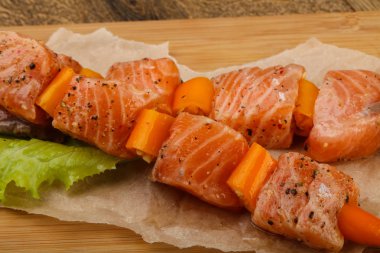 Çiğ somon şişleri