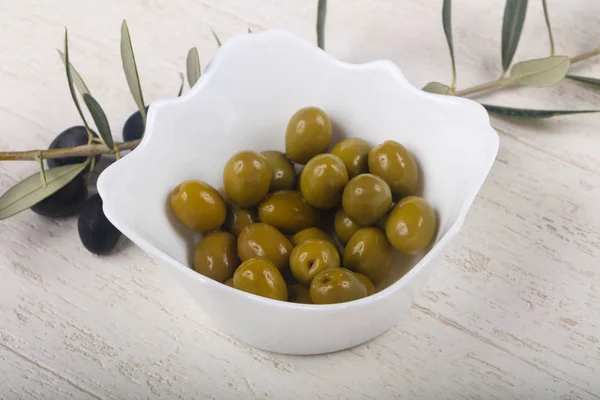 Green olives in the bowl — Stock Photo, Image