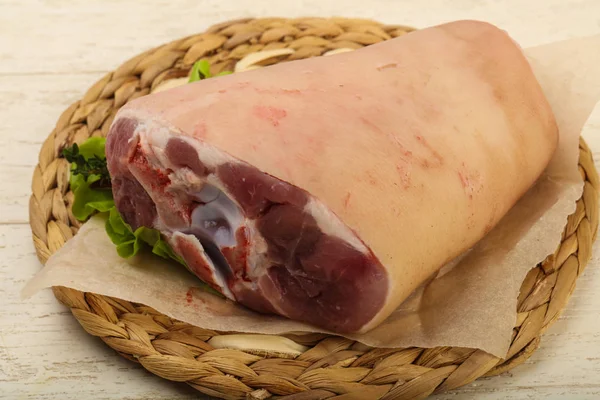 Сырое свиное колено — стоковое фото