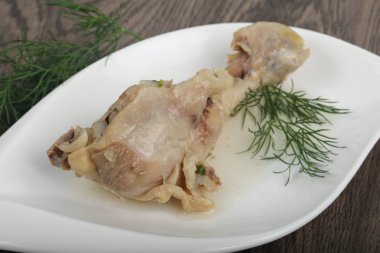 Haşlanmış tavuk budu