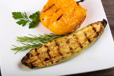 Kızarmış kabak biber ile