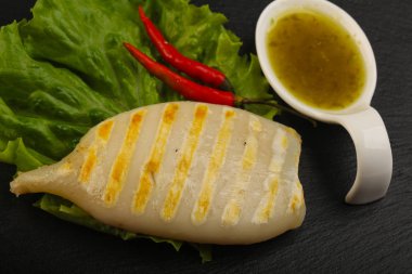 Izgara kalamar deniz ürünleri sos ile