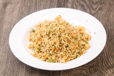 Karides ile kızarmış pirinç