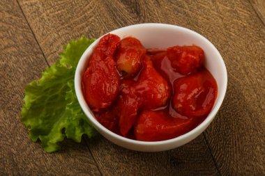 Kabın içinde soyulmuş domates