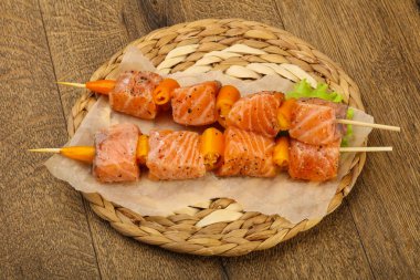 Çiğ somon şişleri