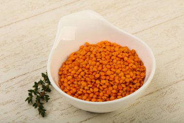 Kabın içinde portakal mercimek