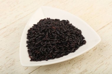 Kabın içinde siyah yabani pirinç