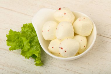 Mozzarella topları kabın içinde