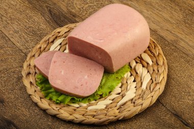 Jambon salata yaprakları üzerinde