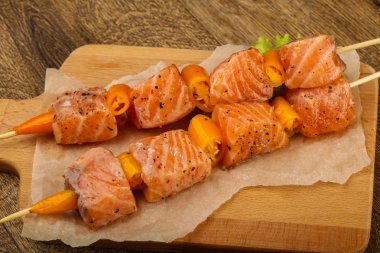 Çiğ somon şişleri