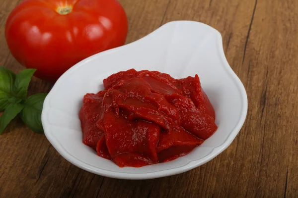 Kabın içinde domates salçası — Stok fotoğraf