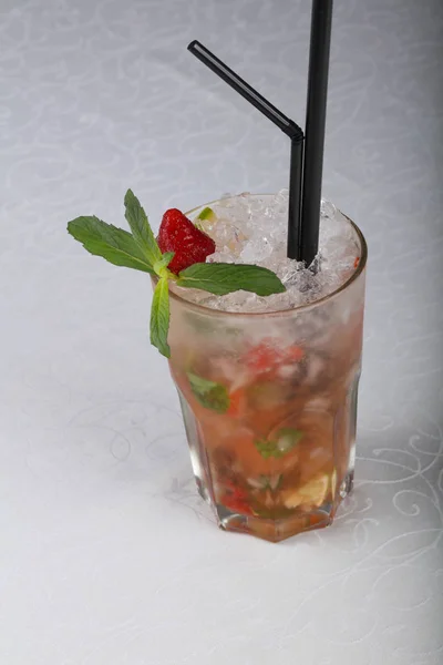 Mojito de fresa en vidrio —  Fotos de Stock