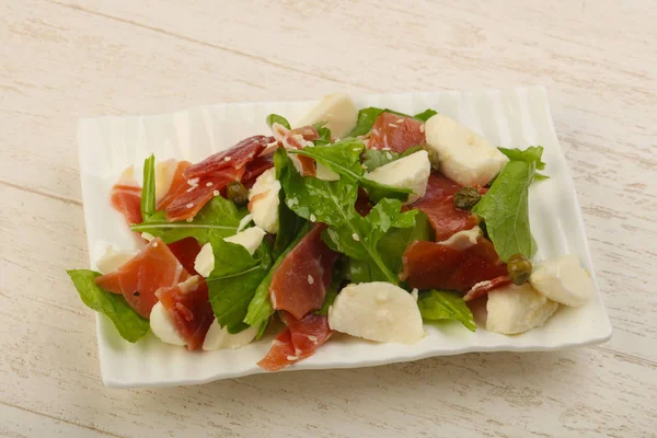 Ensalada con proscuitto, mozzarella —  Fotos de Stock