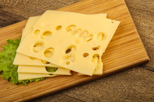 Вкусный нарезанный сыр — стоковое фото
